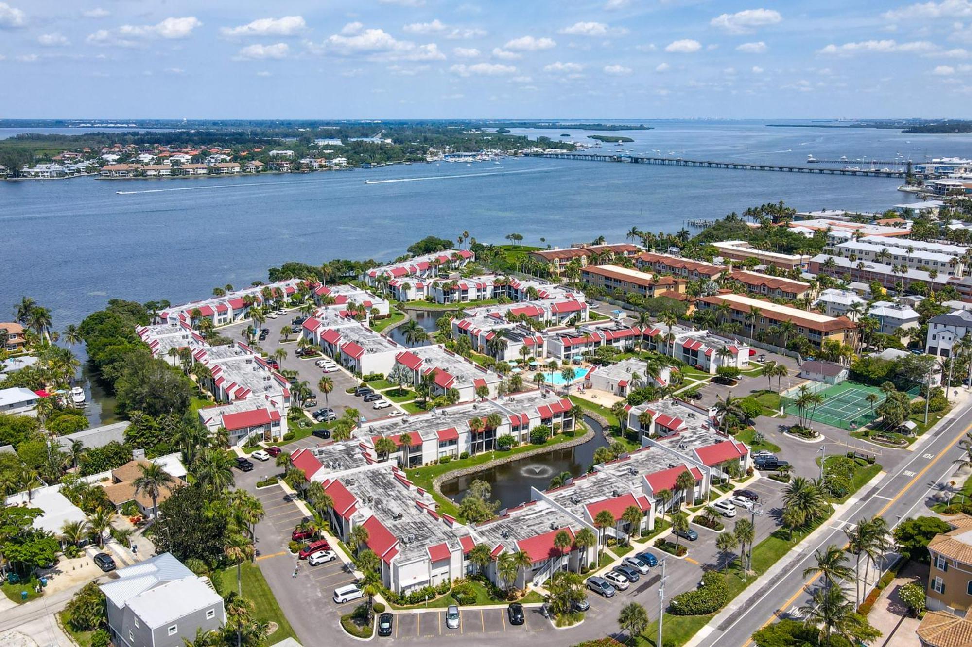 בראדנטון ביץ' Runaway Bay Condos חדר תמונה